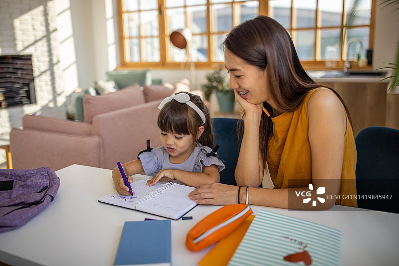 一起做作业的母女图片素材