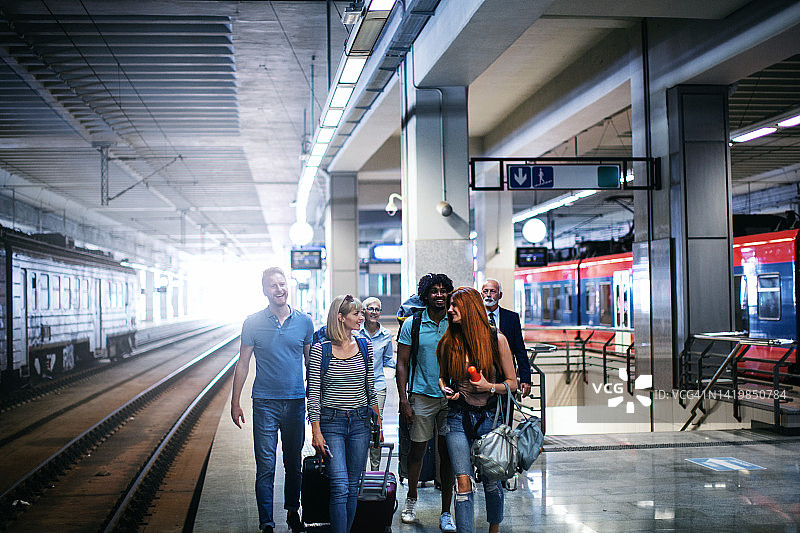 抵达火车站的人群图片素材