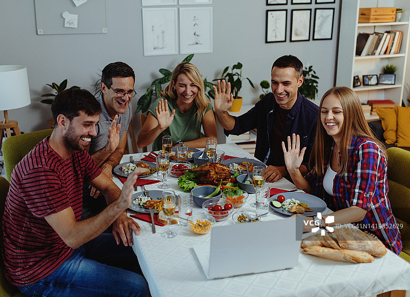 朋友和家人在家享用晚餐图片素材