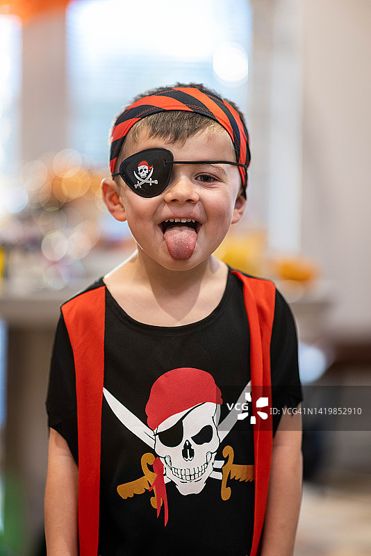 打扮成海盗的年轻男童图片素材