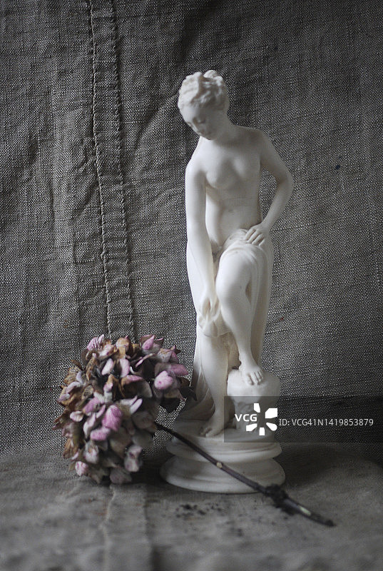 带鲜花的女性雕像图片素材