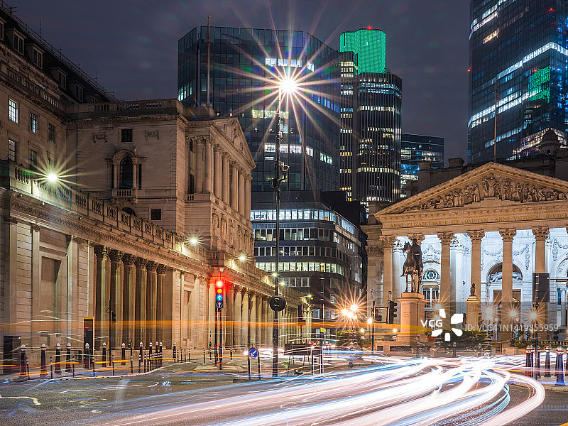 夜晚，城市摩天大楼俯瞰下的英格兰银行伦敦分行图片素材