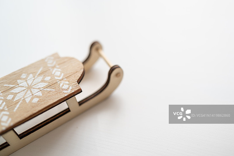 白色背景上的装饰玩具木雪橇。圣诞节图片素材