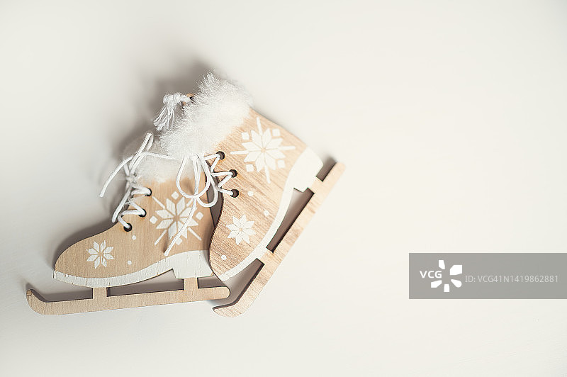 白色背景上的带毛皮饰边的玩具木制溜冰鞋图片素材