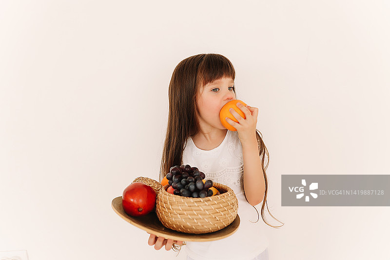 吃苹果、手拿健康水果和维生素的少女。健康饮食。健康的生活方式。图片素材