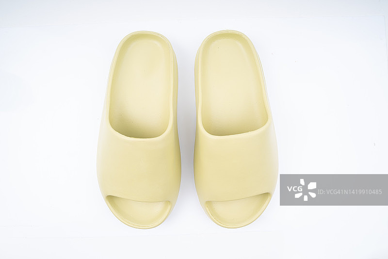 白色背景上的时尚绿色人字拖图片素材