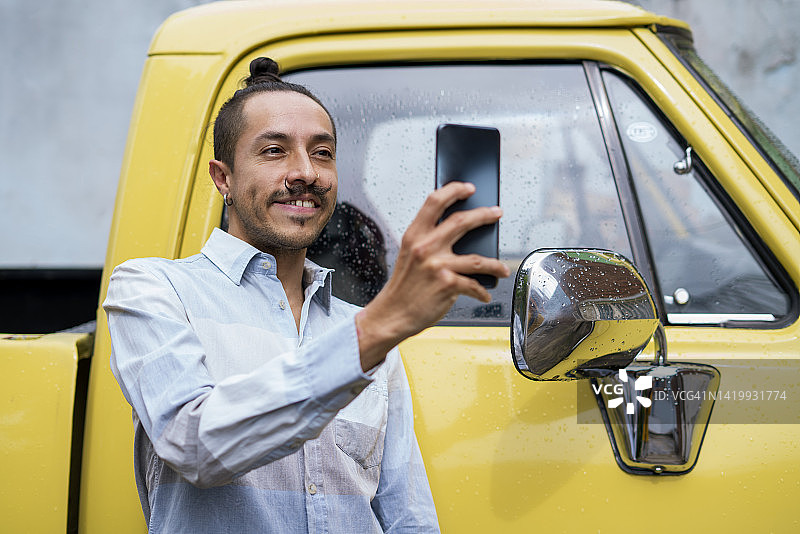 年轻男人在街上用手机进行视频通话图片素材