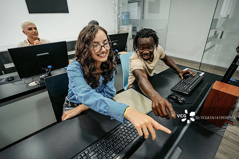 学生在编程课上分组工作图片素材