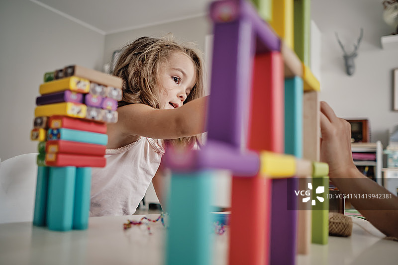 小女孩玩积木图片素材