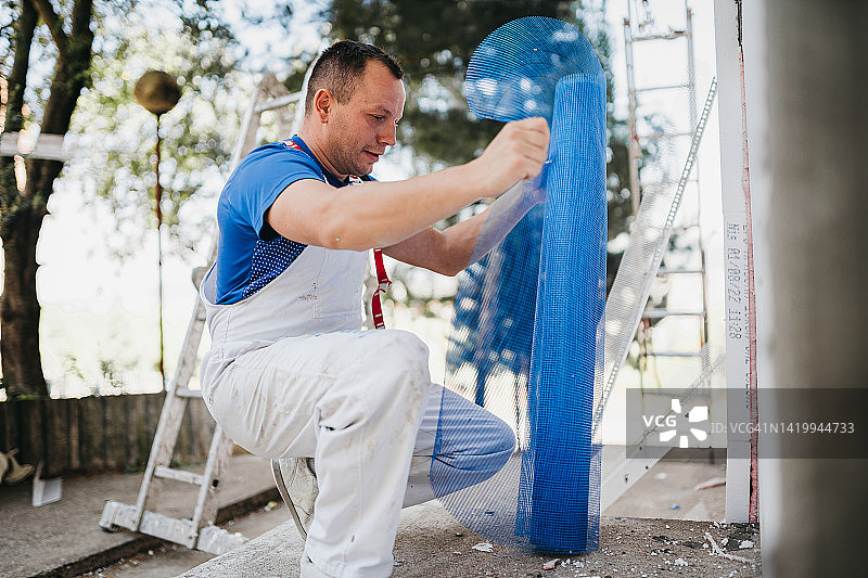 油漆工正在准备外墙网格图片素材