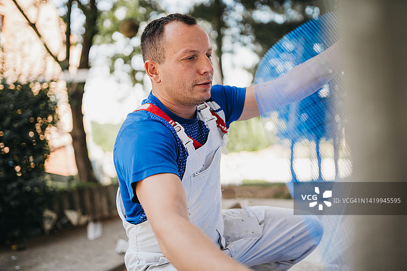 油漆工正在准备外墙网格图片素材