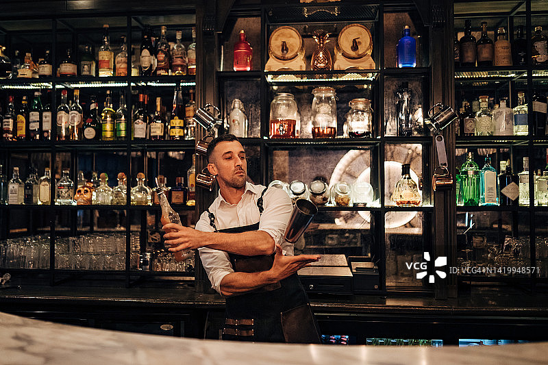 专业调酒师在调制鸡尾酒图片素材