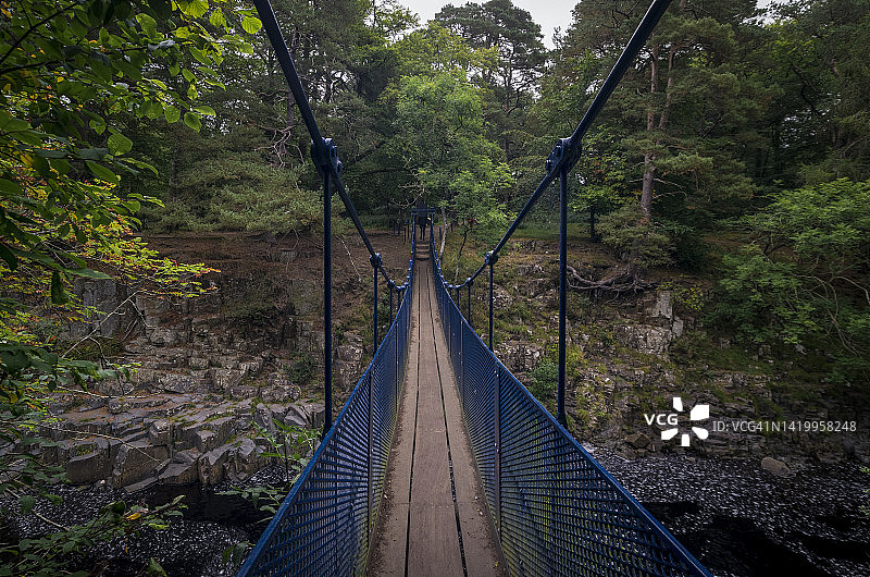 蒂斯dale Low Force瀑布的悬索桥图片素材