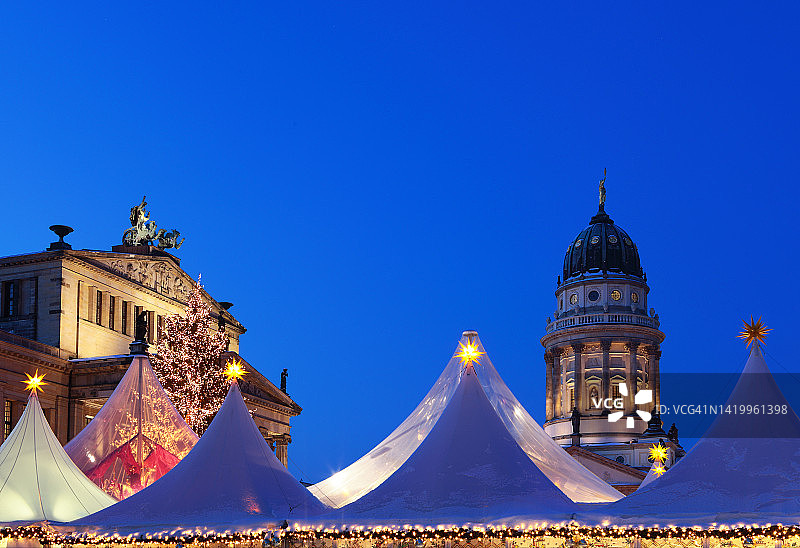 德国柏林宪兵广场的圣诞市场夜景图片素材
