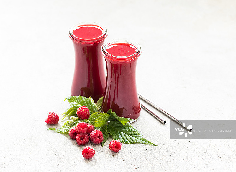 金属吸管玻璃瓶装覆盆子冰沙图片素材