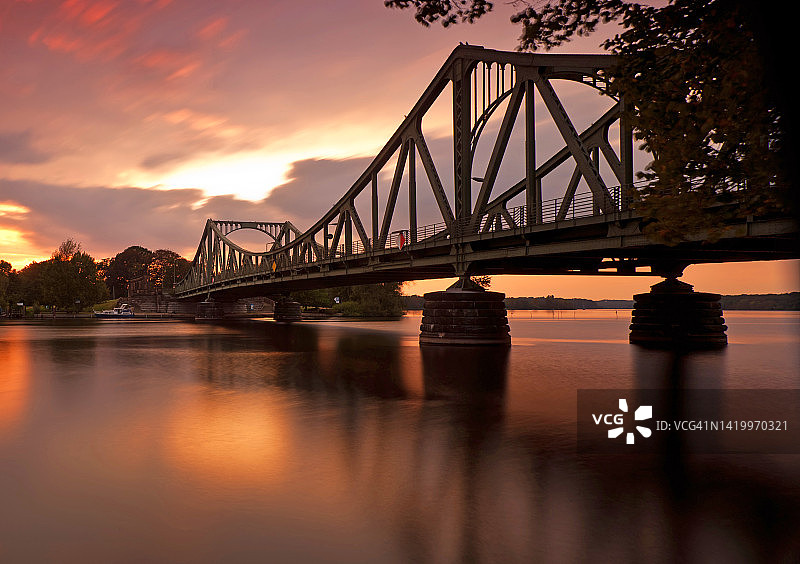 柏林和波茨坦之间的格林尼克桥日落图片素材