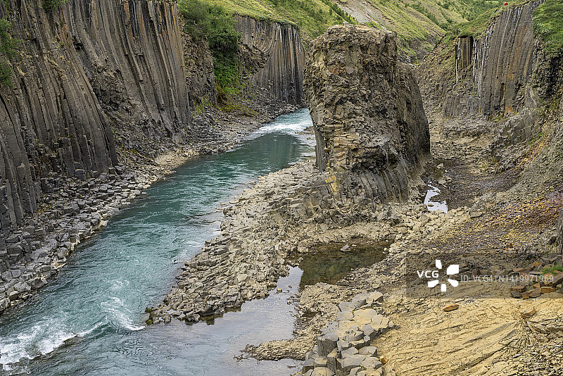 Jokuldalur山谷Studlagil峡谷的玄武岩柱图片素材