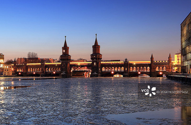 德国柏林上鲍姆桥与施普雷河上的冰块及地铁列车图片素材
