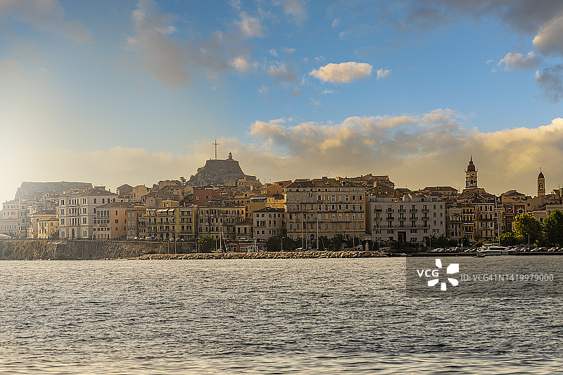 从海上眺望科孚镇图片素材