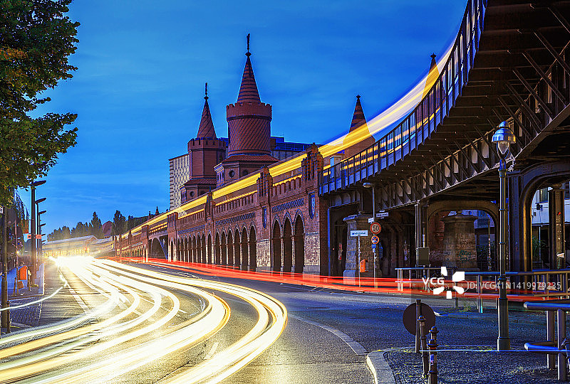 德国柏林的交通 - 汽车和地铁的光轨图片素材