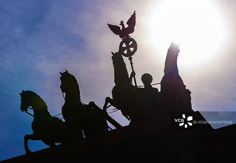 日落时分柏林勃兰登堡门上的四马战车雕像（德国）图片素材