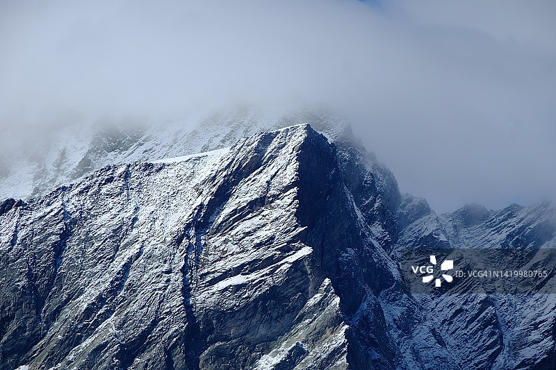 多云雪山风光图片素材