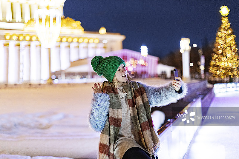 年轻女子自拍图片素材