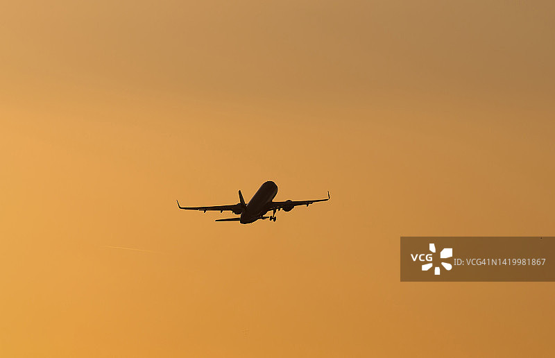 日落时分的天空飞机图片素材