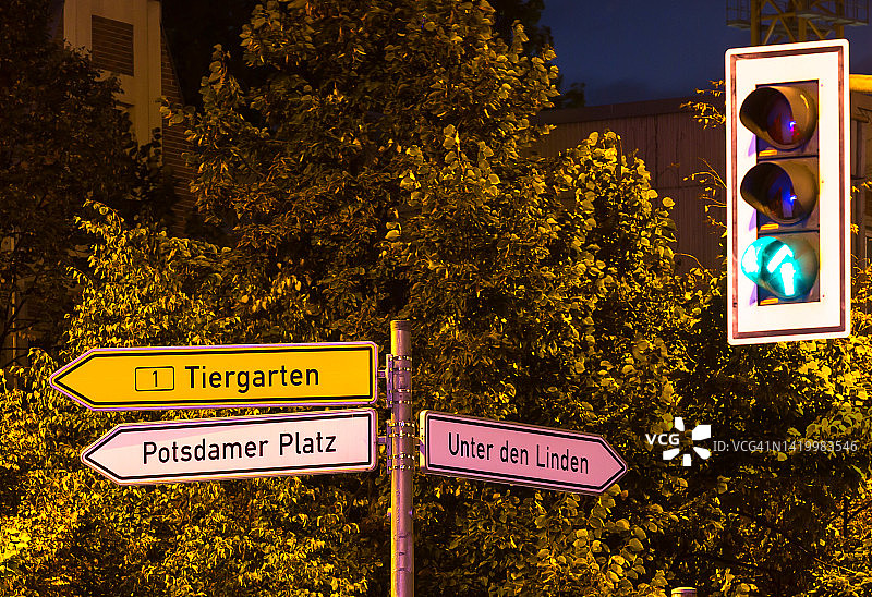 德国柏林的路标交通灯图片素材