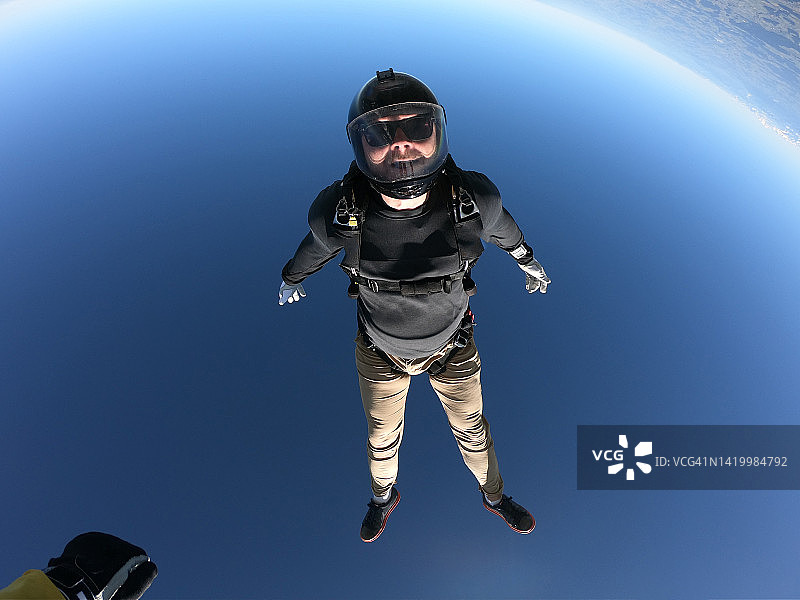 主观视角：跳伞运动员倒立，空中飞行图片素材
