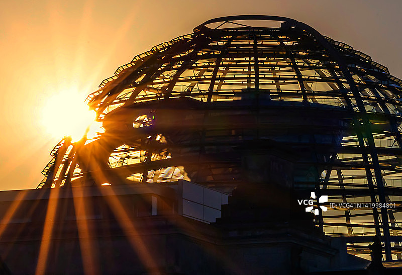 日落时分的德国国会大厦穹顶（德国议会大厦）-德国柏林图片素材