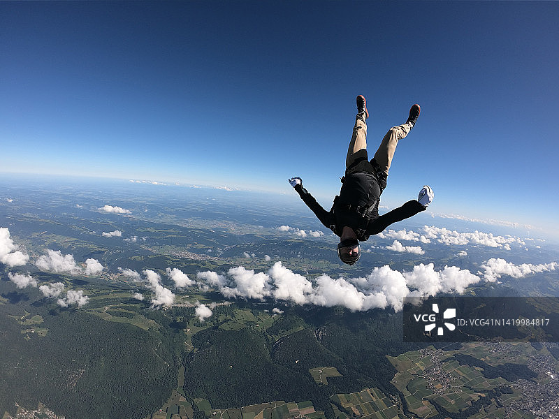 跳伞者倒立，飞越瑞士乡村图片素材