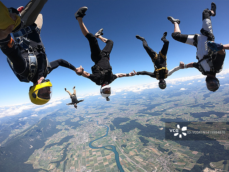 倒立飞行的跳伞运动员图片素材