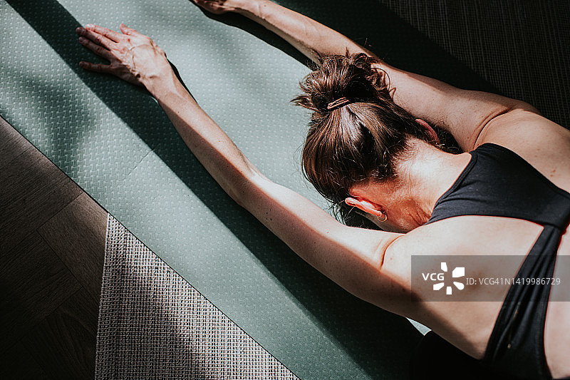 女性儿童式瑜伽姿势的俯视图图片素材