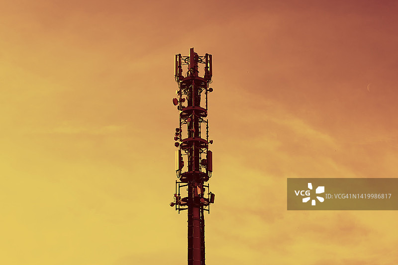日落下的手机天线图片素材