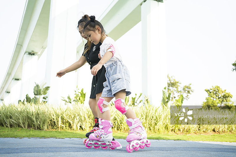 母女学习轮滑图片素材