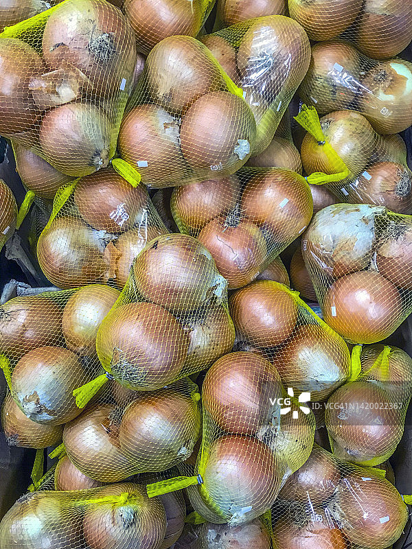 黄色网袋中的洋葱图片素材