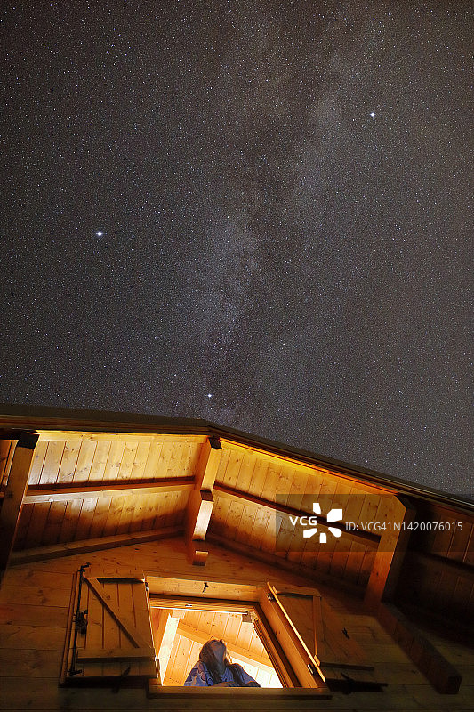 少女在法国汝拉的银河下图片素材