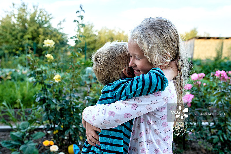 金发小兄妹的幸福拥抱图片素材