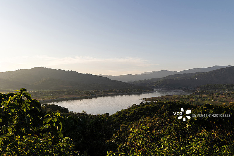 湄公河畔群山图片素材
