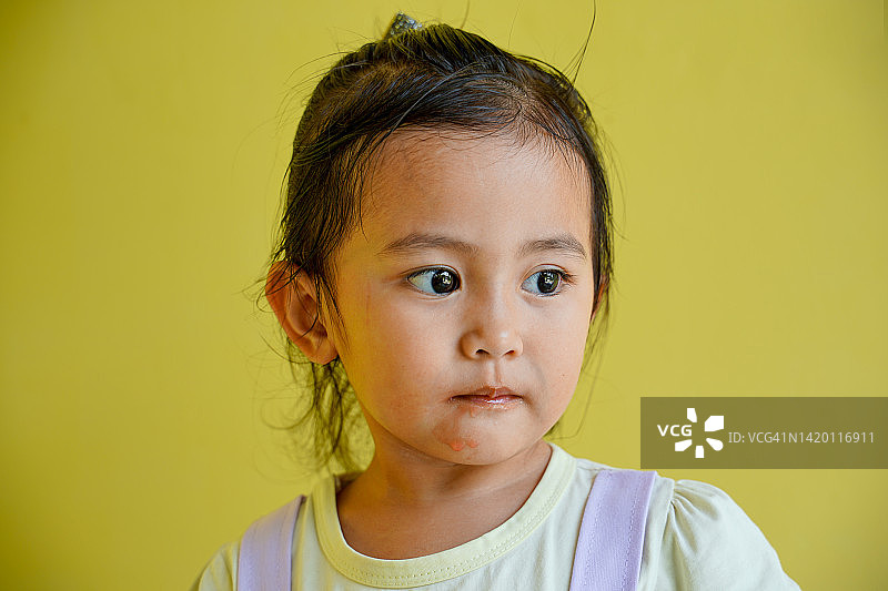 马来西亚女孩特写肖像图片素材