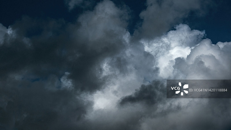 深色积雨云图片素材