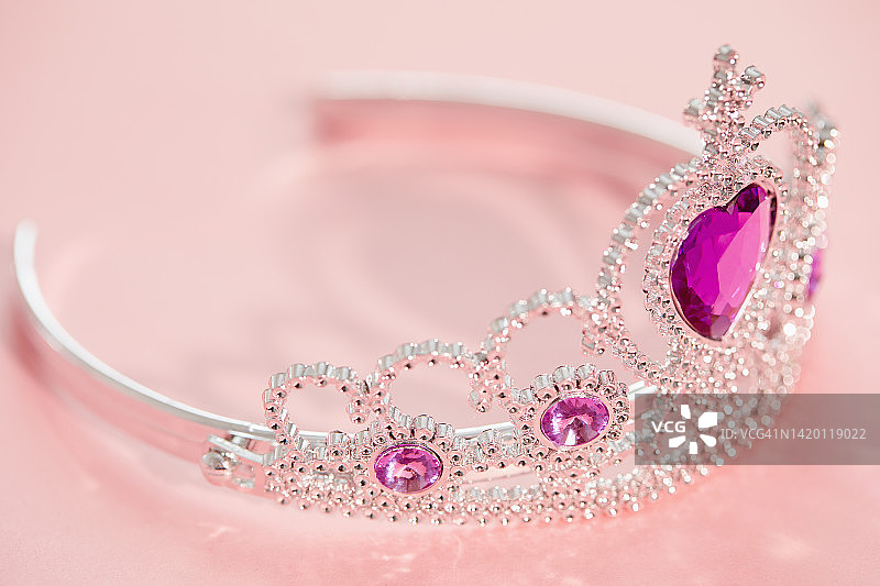 镶嵌粉色人造宝石的皇冠影棚照图片素材