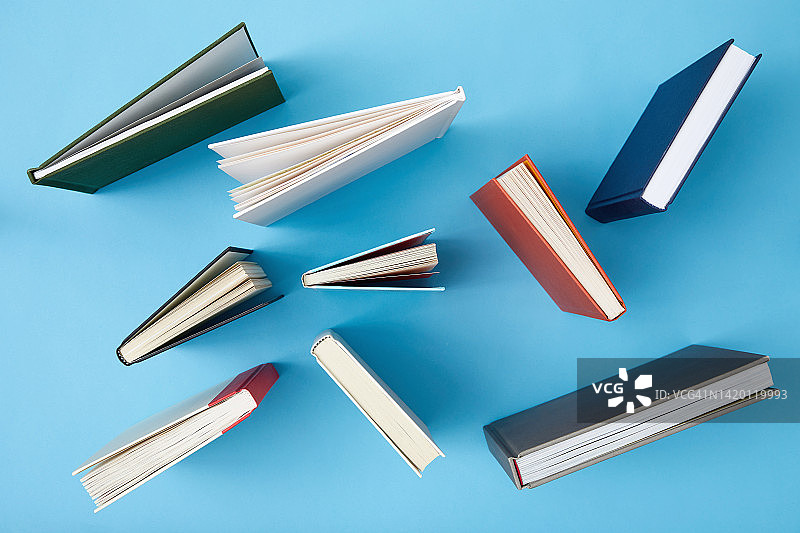 蓝色背景上的书籍俯视图图片素材