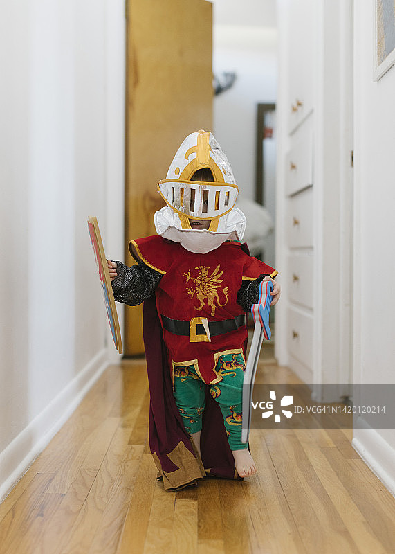 穿着骑士服装的宝宝在家玩耍图片素材
