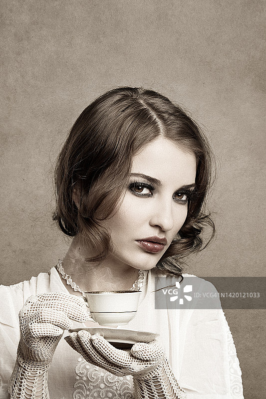 手持咖啡杯的复古风格女人图片素材