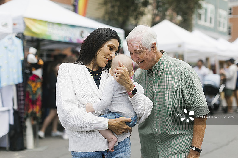 祖父母抱着男孙（6-11个月）图片素材