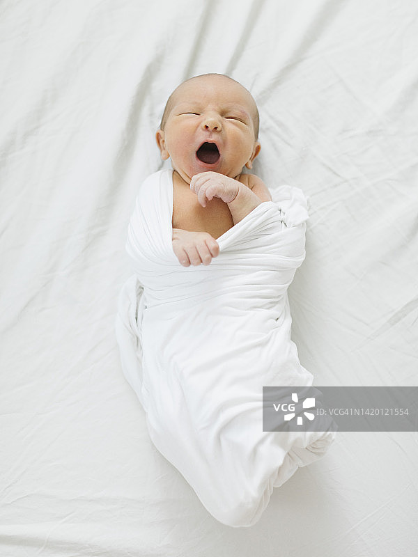 打哈欠的男婴（0-1个月）图片素材