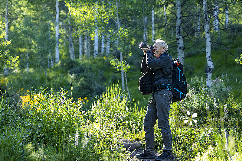 美国爱达荷州太阳谷远足摄影的年长男人图片素材
