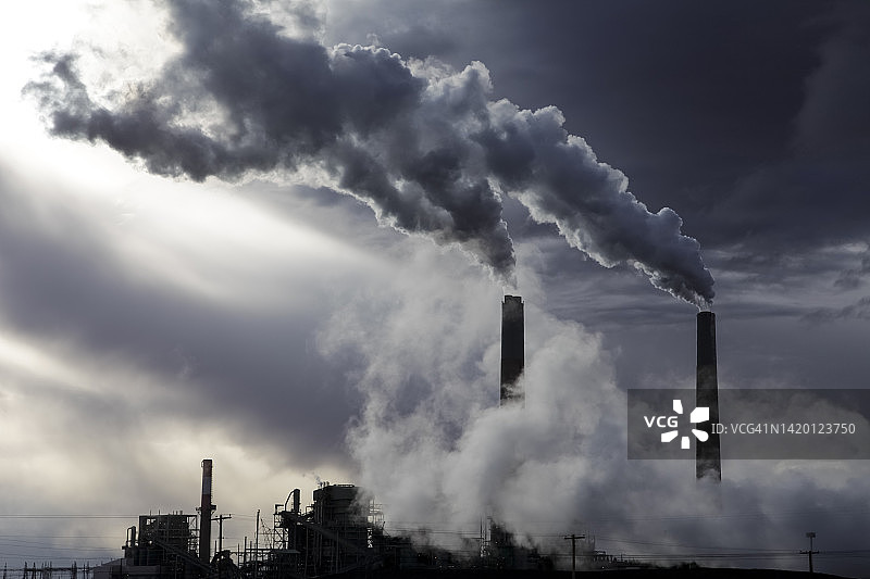美国亚利桑那州霍尔布鲁克煤炭加工厂的烟雾图片素材